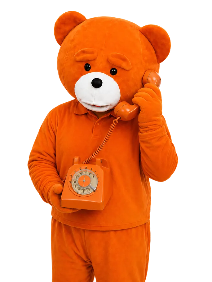 Ours easyVirtual.tours, la mascotte de la marque, au téléphone avec un combiné rétro orange