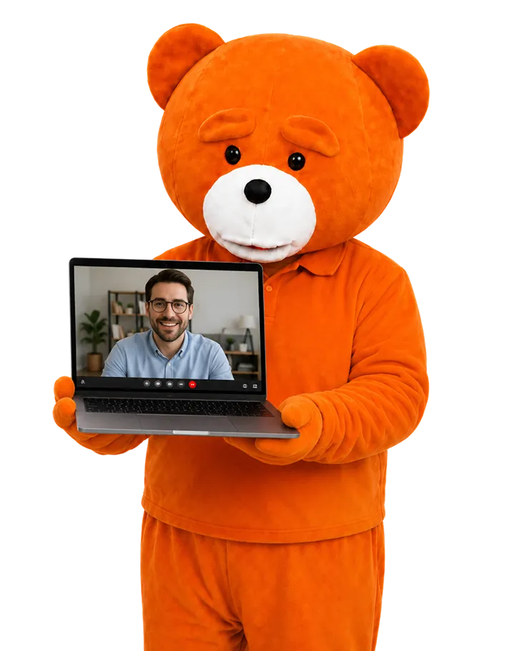 Ours easyVirtual.tours, la mascotte de la marque, en visio sur un ordinateur portable