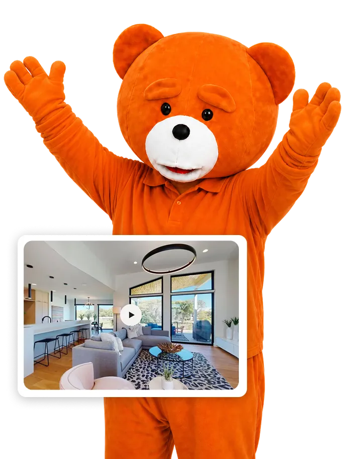 Ours easyVirtual.tours, la mascotte de la marque, bras levés, devant l'aperçu d'une visite virtuelle