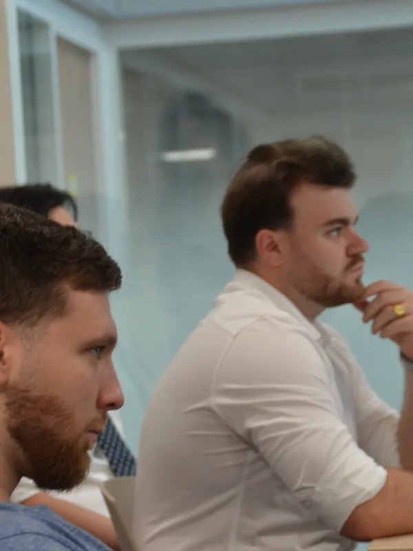 Deux collaborateurs suivent une présentation pendant un atelier du séminaire réseau