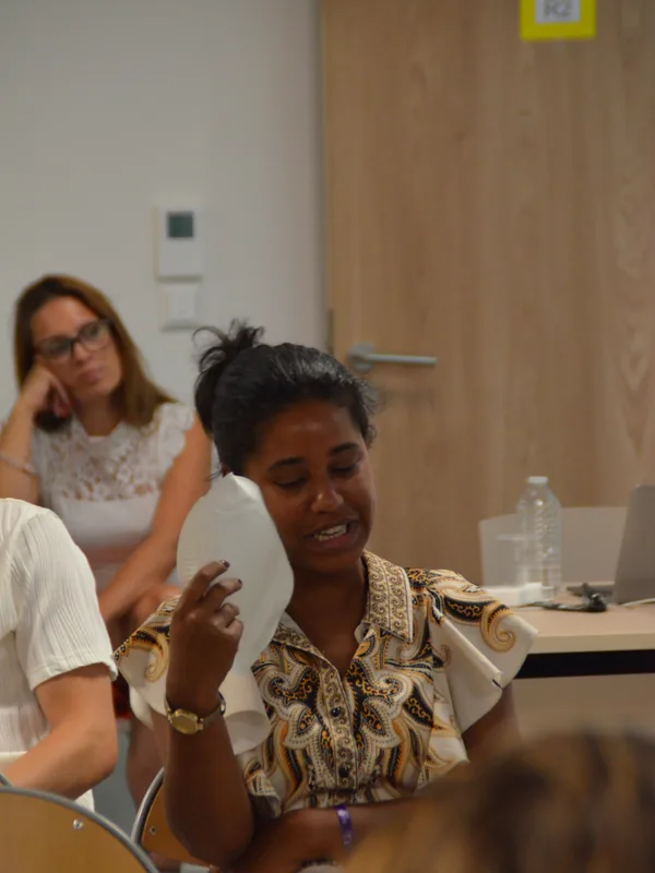 Une collaboratrice éclate de rire pendant une session de travail du séminaire