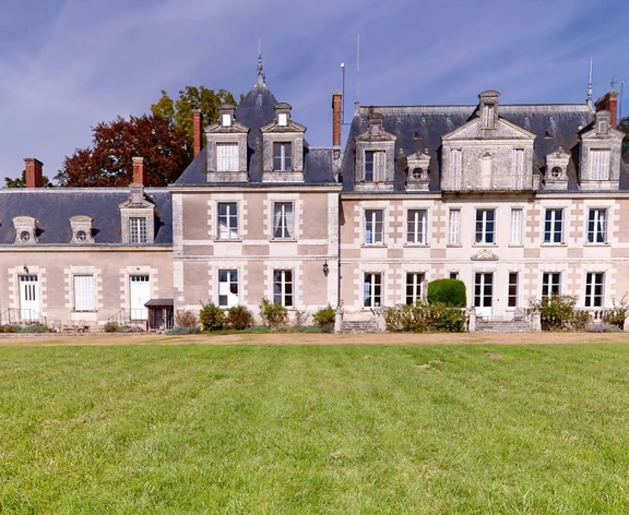 The façade of Château Les Belles Ruries and its lawn, seen in the tour