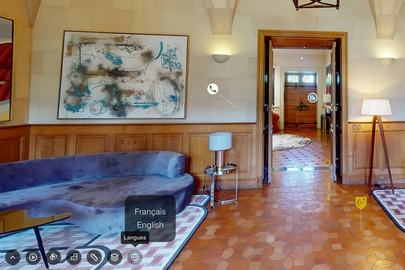 Visite virtuelle d'un salon, avec son menu des langues