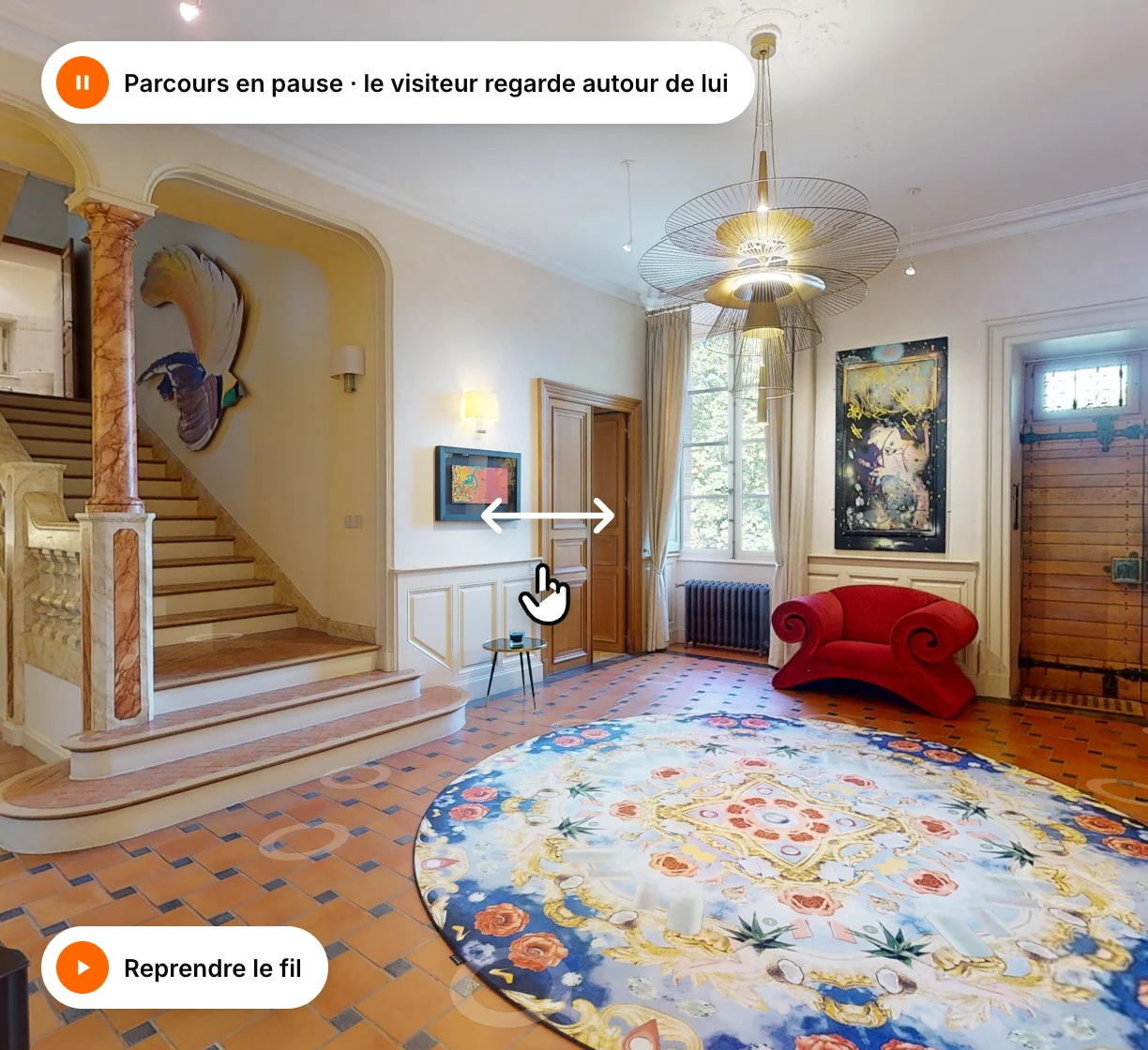 Guided tour paused in the entrance hall of the Château de Forbin: the visitor looks around, then picks up the route again