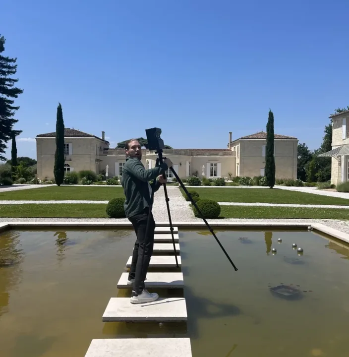 Franchisee capturing a château in 360°