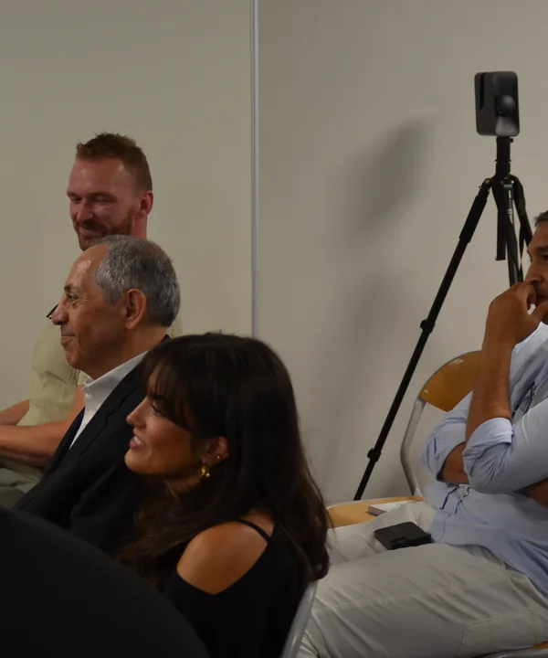 Des franchisés du réseau réunis en convention, la caméra 360° Matterport installée derrière eux