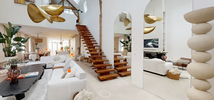Séjour d'un loft avec escalier en bois suspendu et mezzanine
