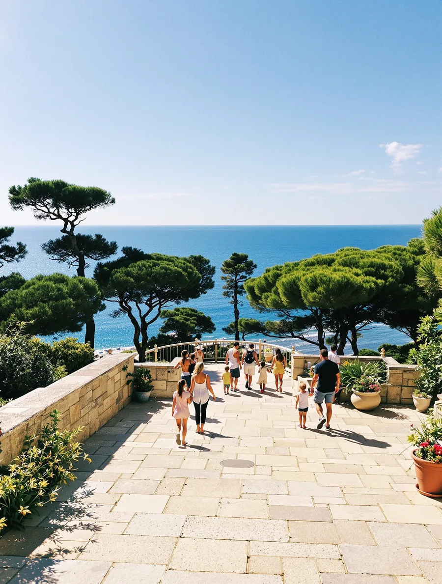 Des promeneurs sur une terrasse en pierre face à la mer et aux pins