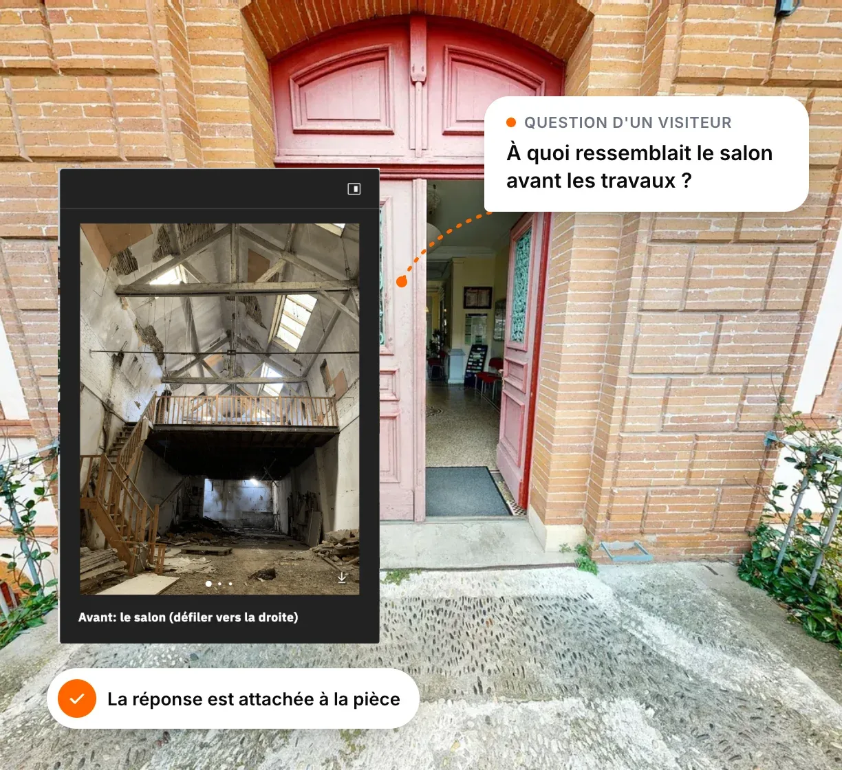 À l'entrée d'un bâtiment en briques, un visiteur demande à quoi ressemblait la pièce avant les travaux ; le point d'information « Avant : le salon » y répond par la photo