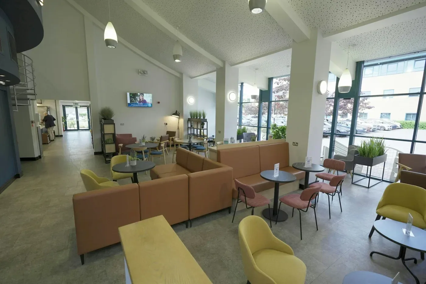 Espace d'accueil lumineux d'une résidence seniors