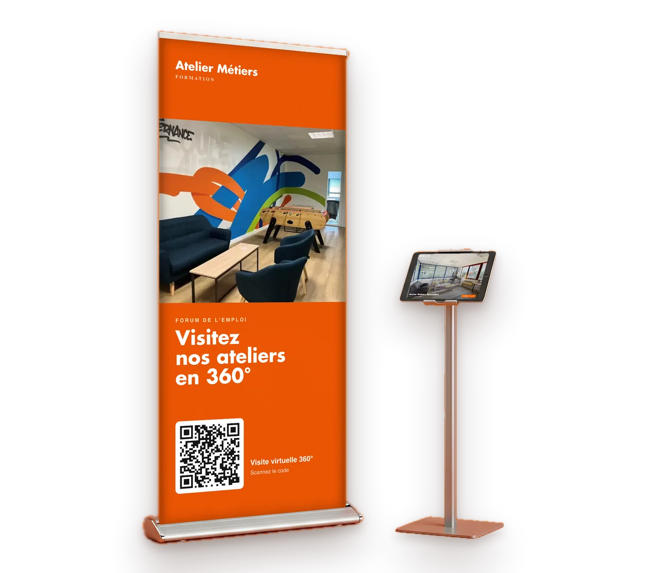 Kakémono de salon avec un code QR, à côté d'une tablette sur pied affichant la visite