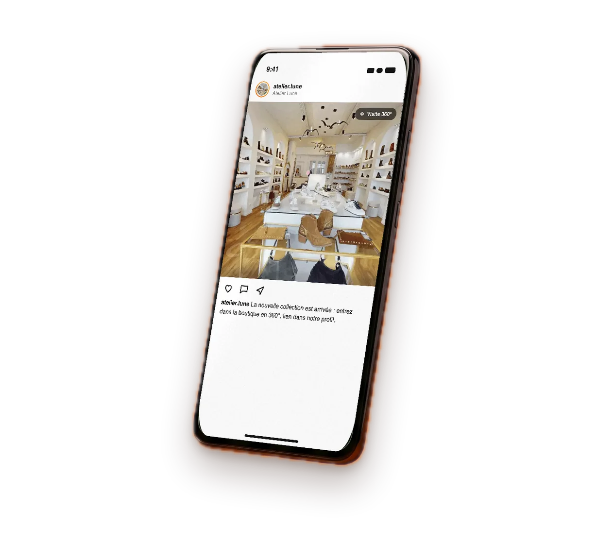 Smartphone affichant une publication sur les réseaux sociaux avec la visite 360°