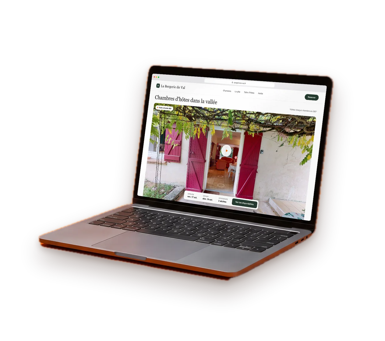 Ordinateur portable affichant le site d'un établissement avec sa visite virtuelle intégrée