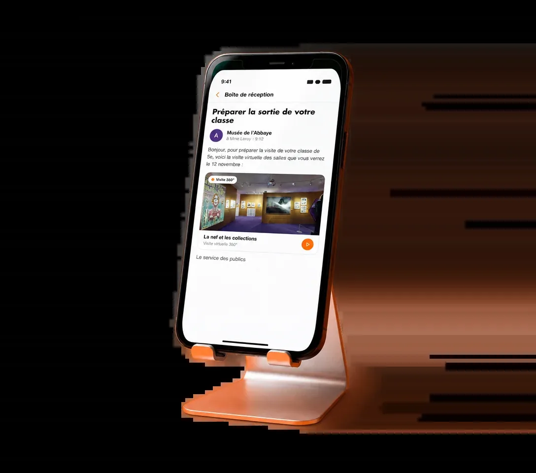 Téléphone qui affiche la visite virtuelle d'une exposition envoyée aux enseignants