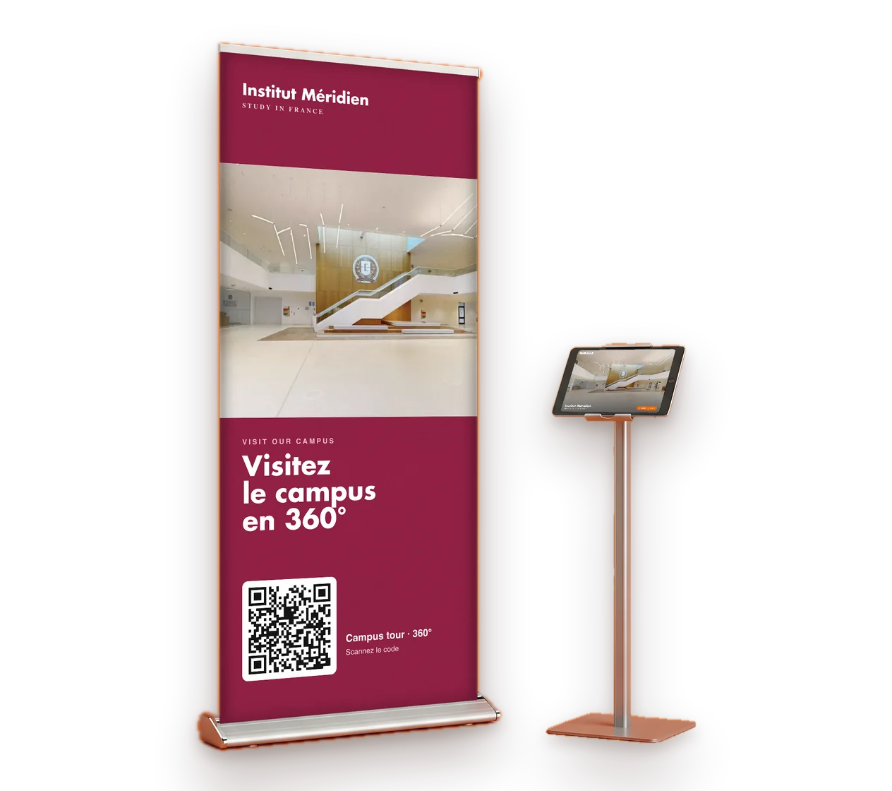 Kakémono de salon avec un code QR, à côté d'une tablette sur pied affichant la visite