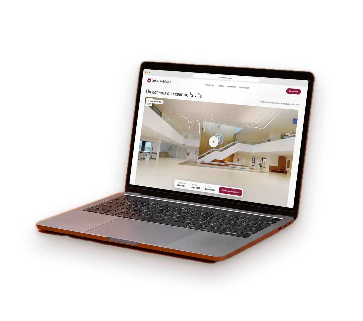 Ordinateur portable affichant le site d'un établissement avec sa visite virtuelle intégrée