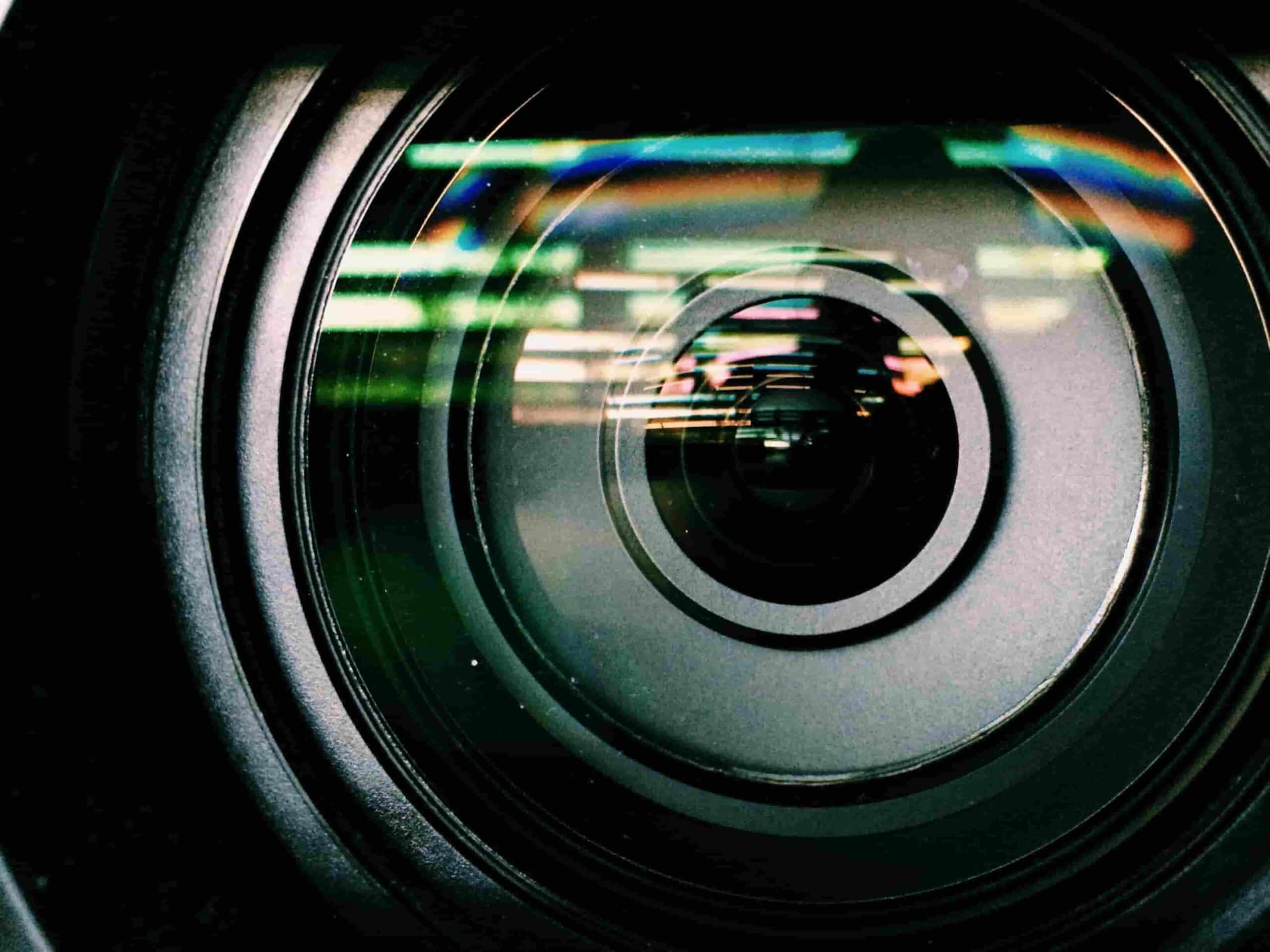 Photographie de l'intérieur de l'objectif d'une caméra