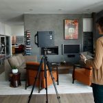 personne avec caméra Matterport pour créer une visite virtuelle