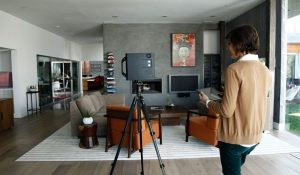 personne avec caméra Matterport pour créer une visite virtuelle