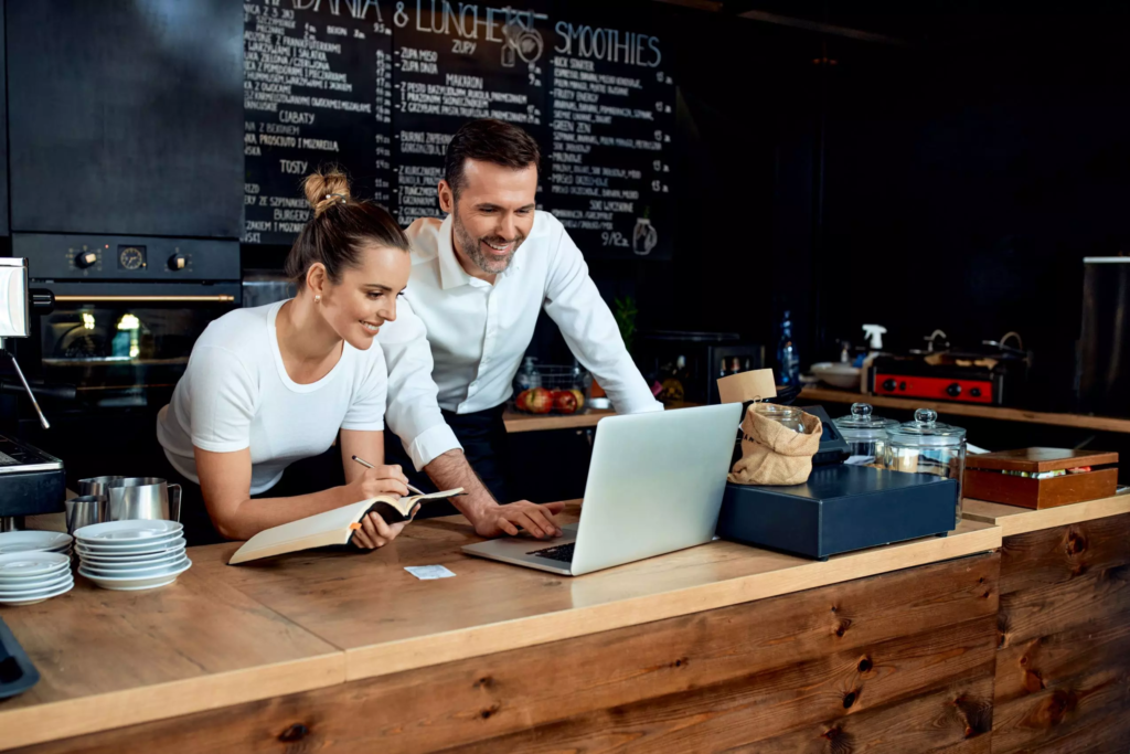 Personnes devant ordinateur dans restaurant