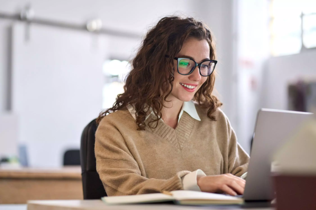 Etudiante sur ordinateur