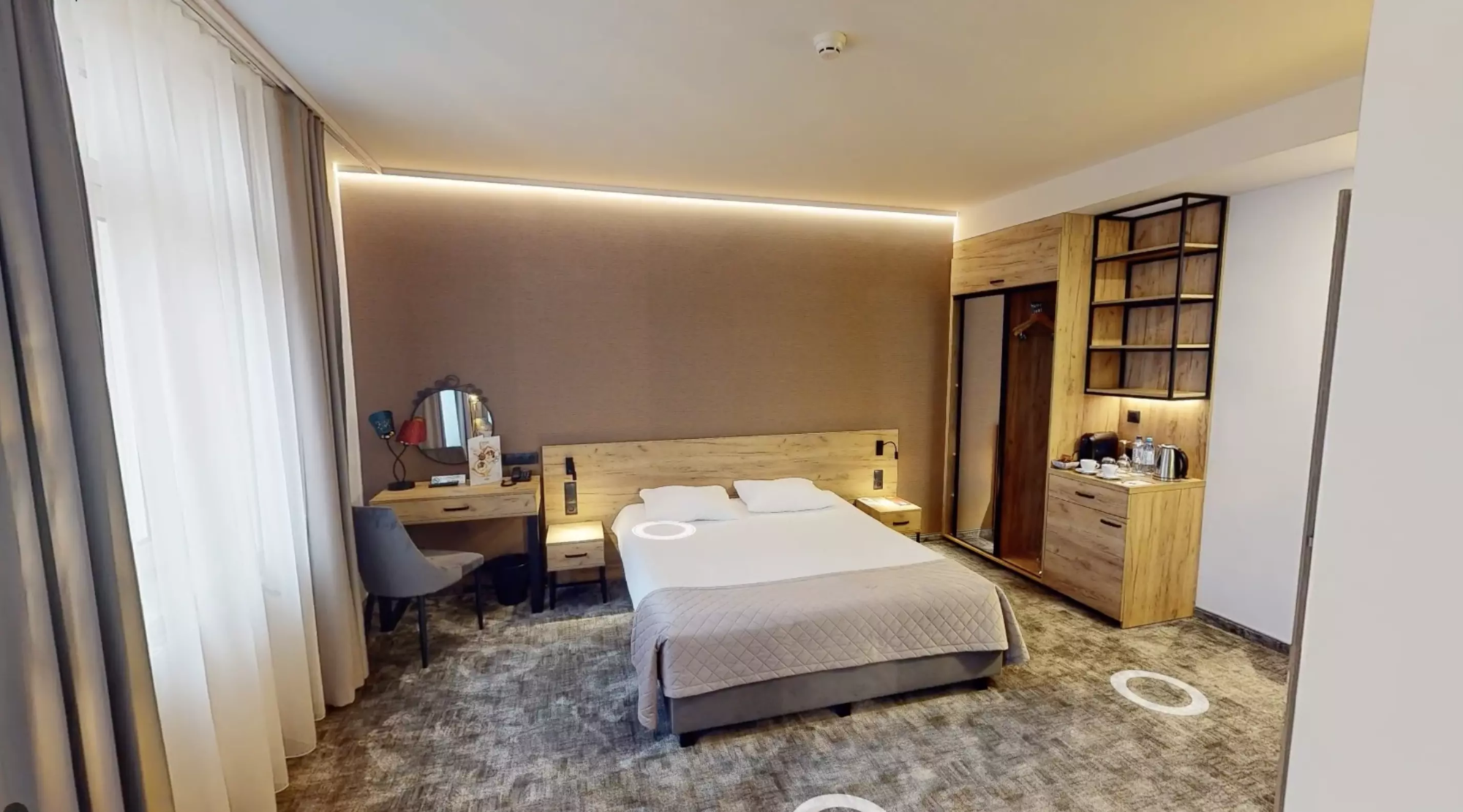 Chambre d'hôtel avec un lit double au centre de l'image