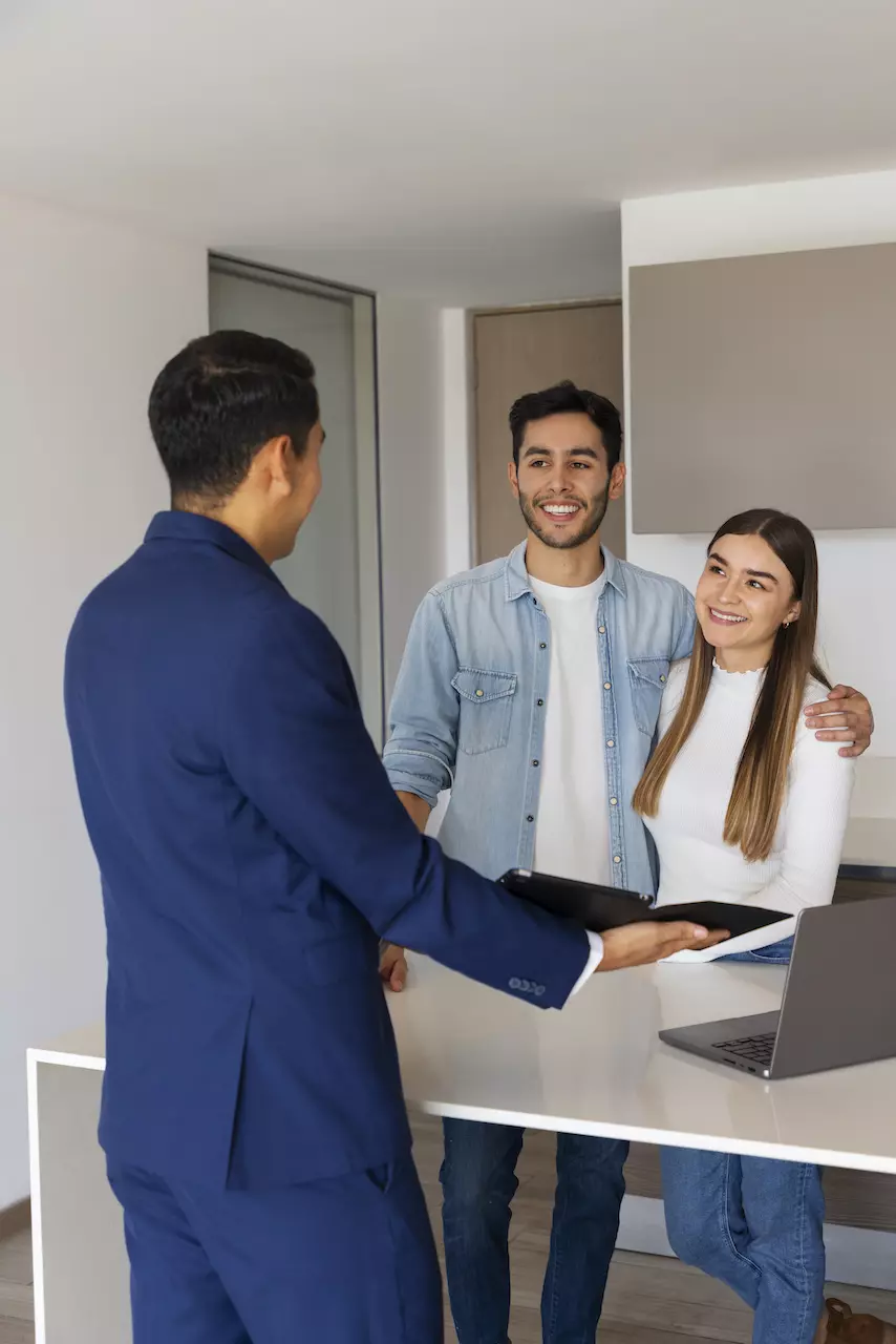 Couple parlant à un agent immobilier