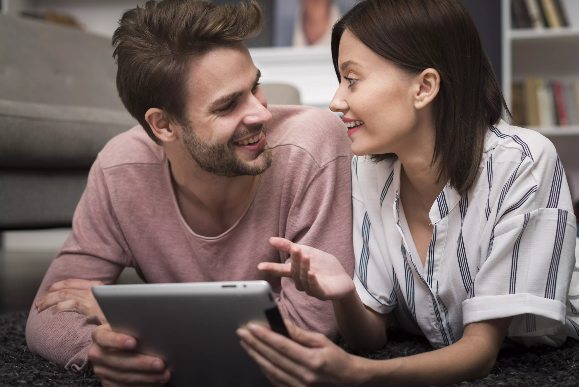 Couple regardant tablette