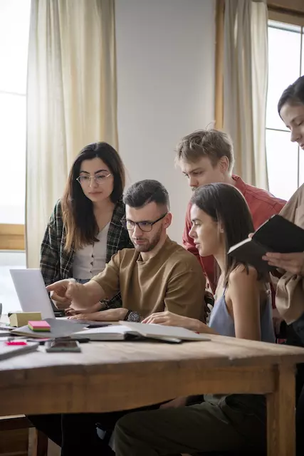 Collègues utilisant un ordinateur