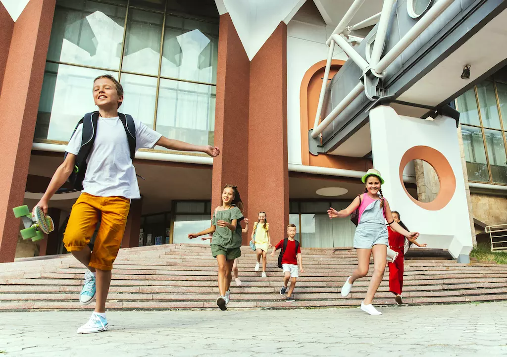 Enfants heureux jouant en ville