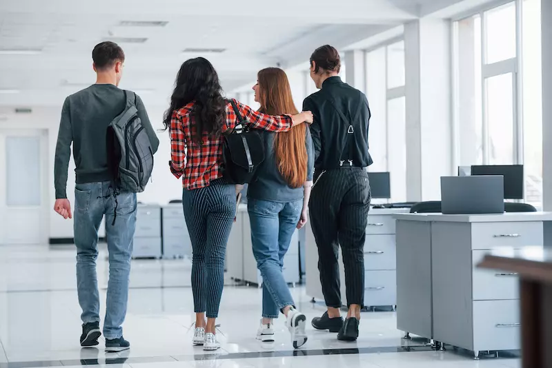 Groupe de jeunes au bureau