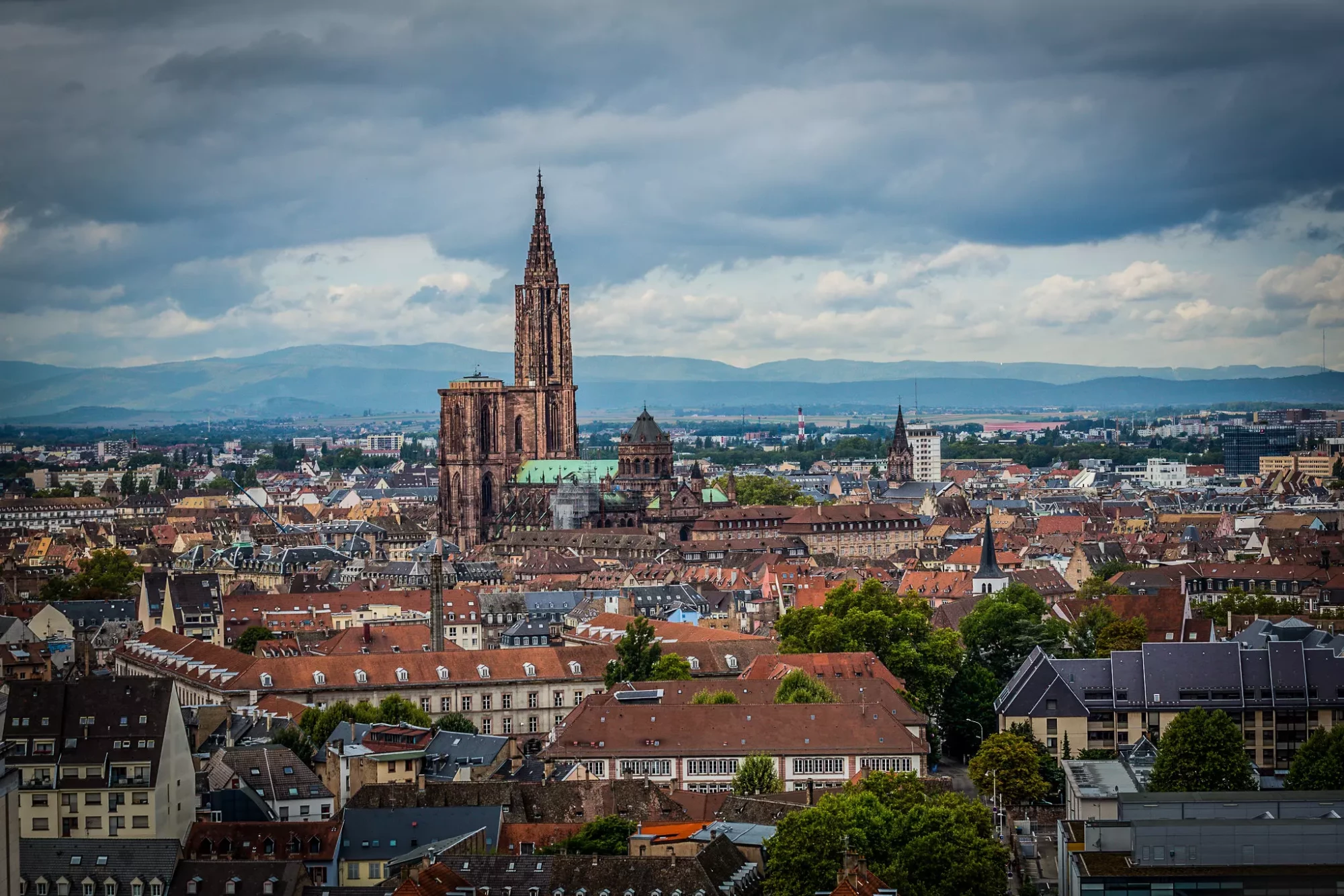 Strasbourg_vue_aerienne_vers_la_cathedrale_septembre_2015.jpeg