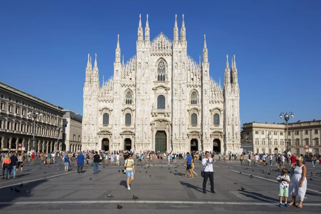 vue-devant-cathedrale-milan-milan-est-deuxieme-ville-plus-peuplee-italie-capitale-lombardie-scaled.jpg
